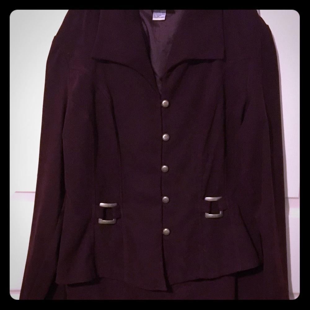 Skirt suit